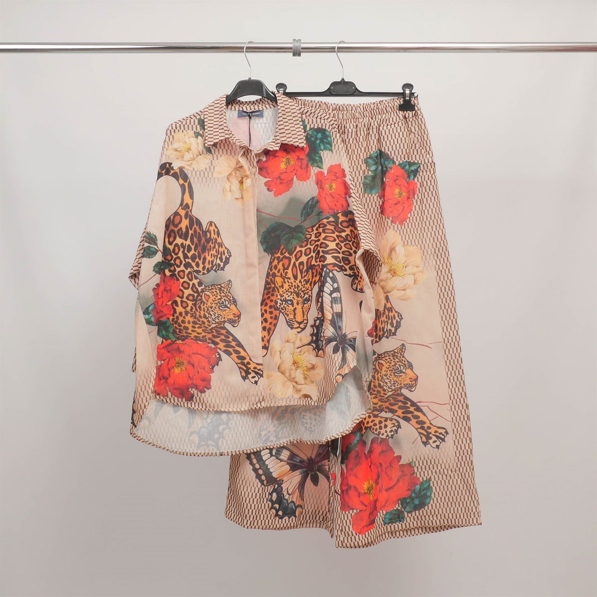 Oversized shirt with contrasting heart print ycm25002