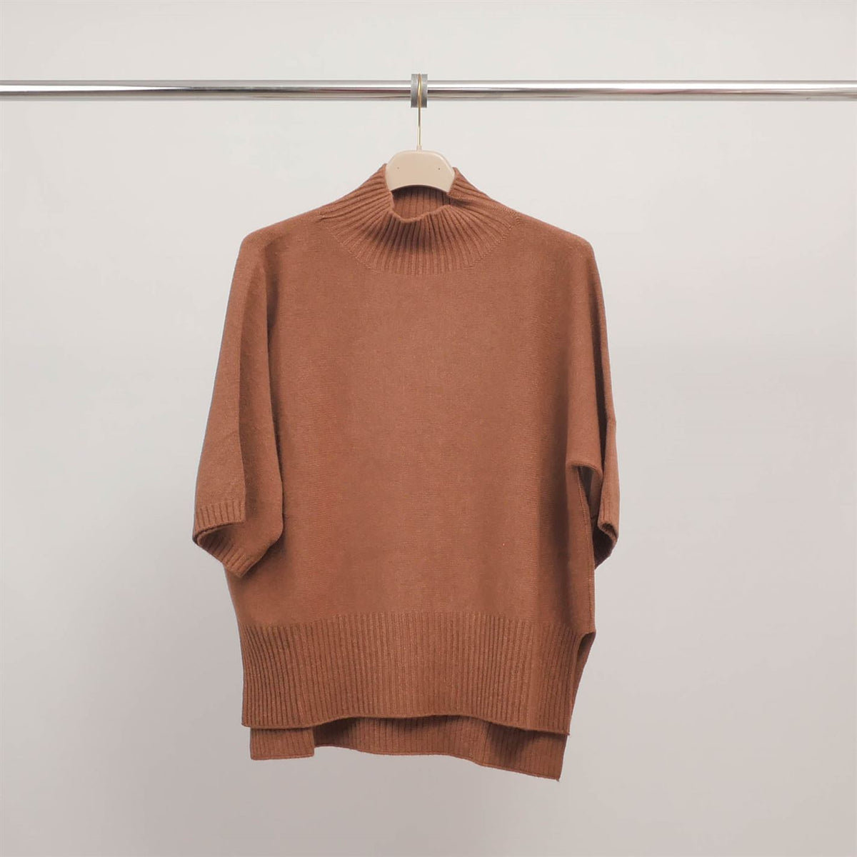 Short sleeved turtleneck sweater yf570625