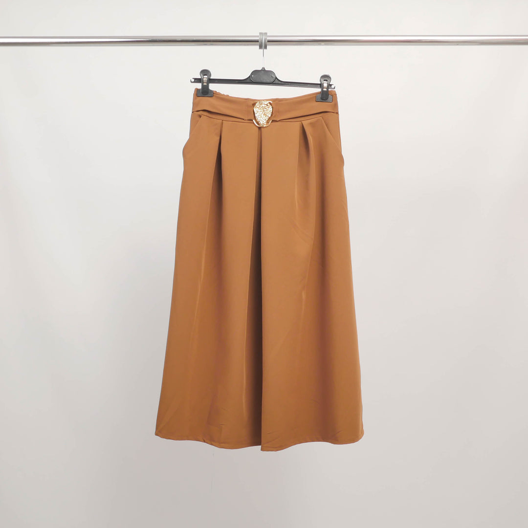 Jupe midi plissée avec boucle décorative TDM71225