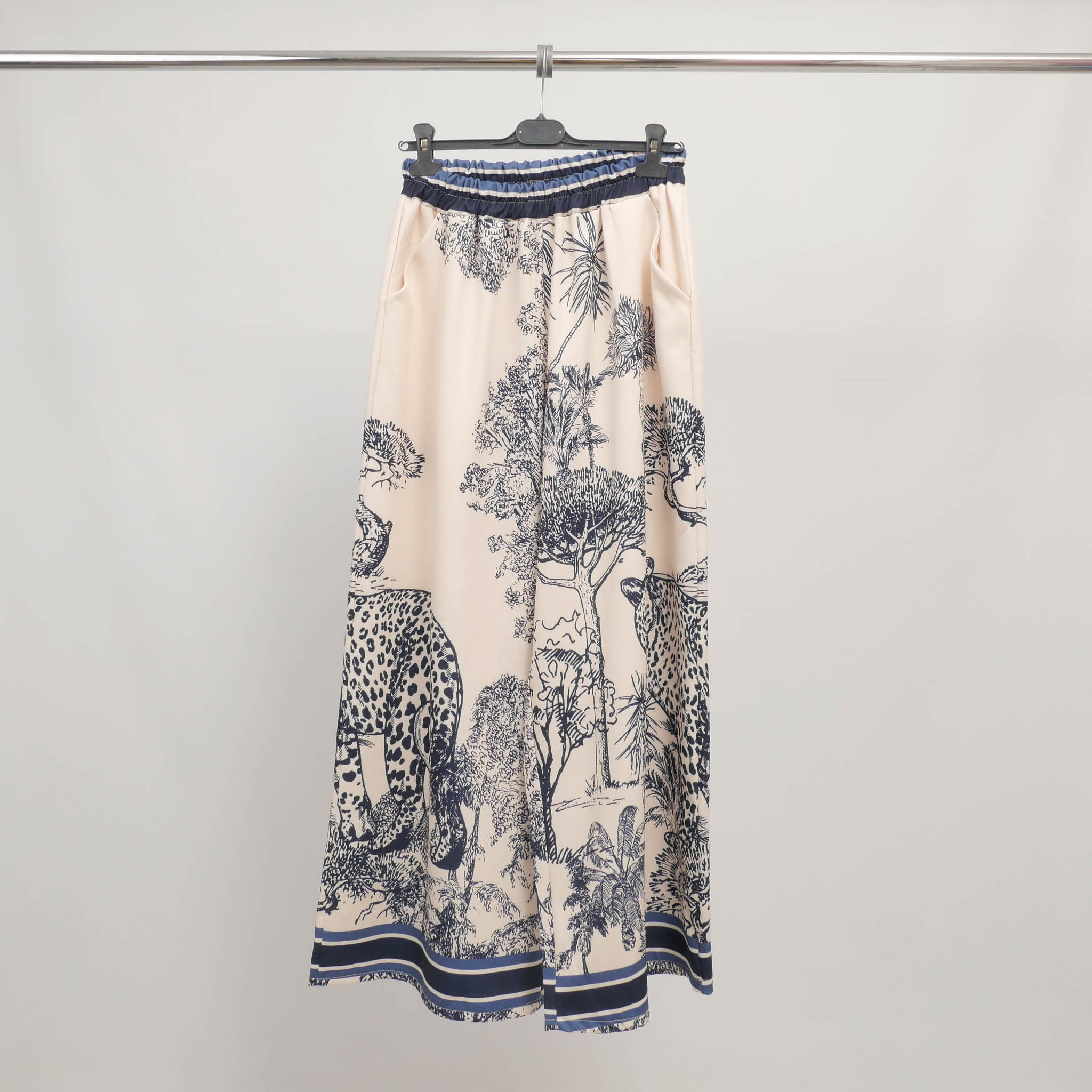 Pantalon large imprimé jungle bleu marine et crème – YCM22212-1