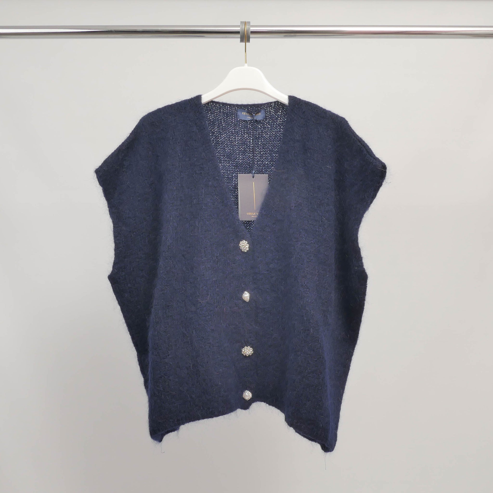 Gilet sans manches en maille duveteuse avec boutons bijoux - MCL24002