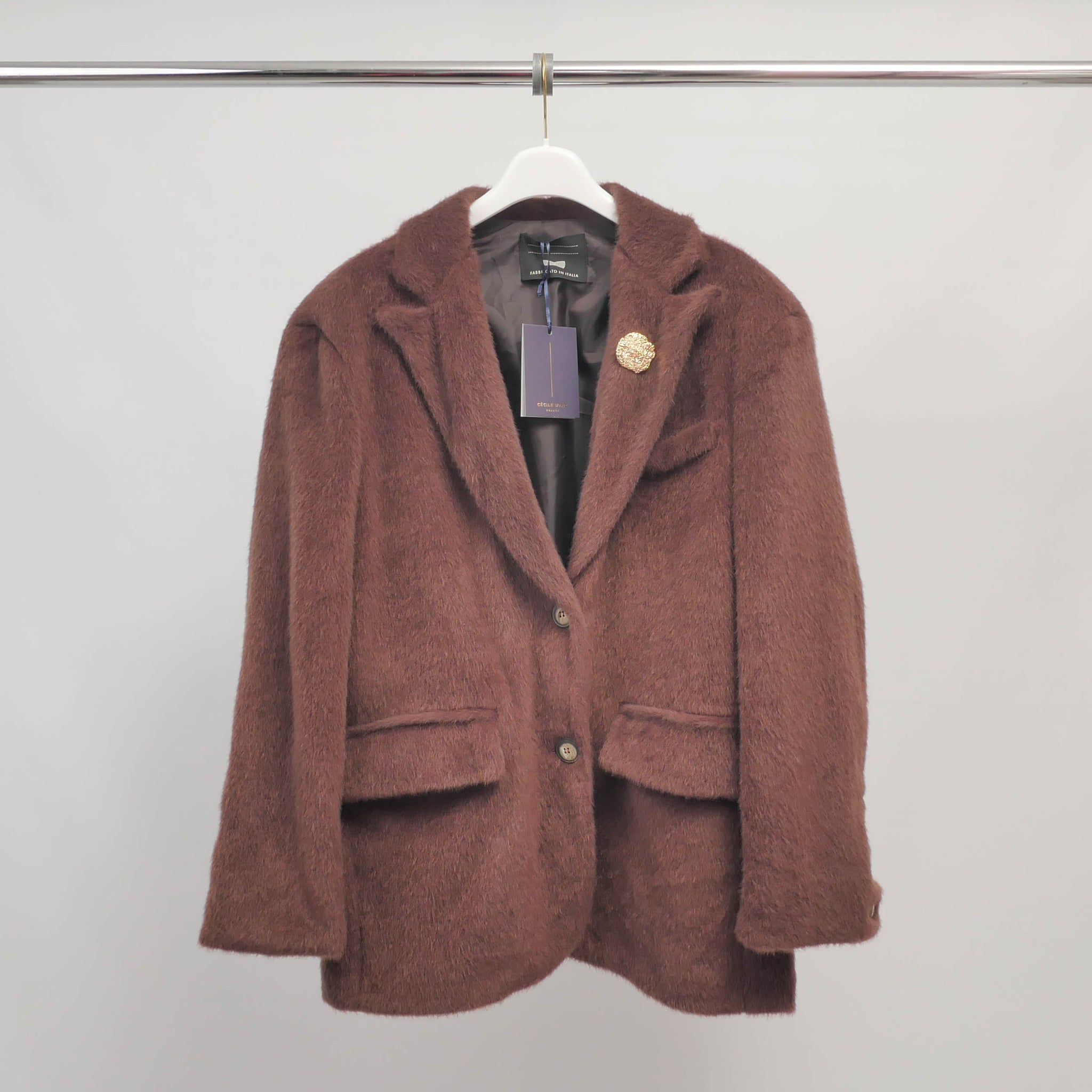 Veste duveteuse à col tailleur et broche – BCG01430