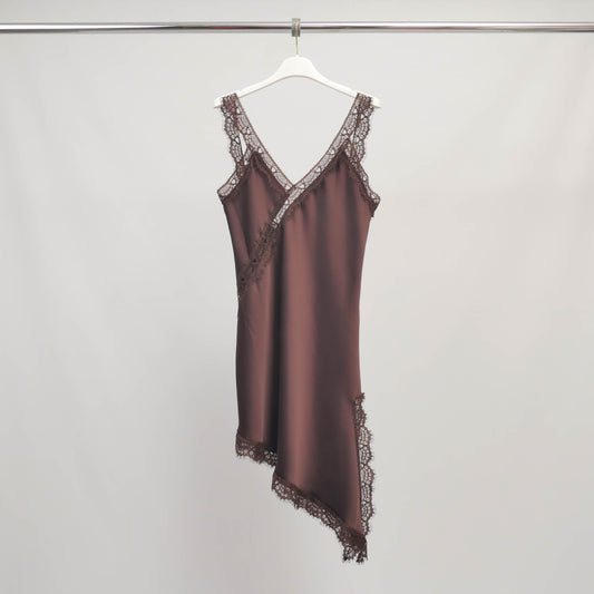 Robe satinée asymétrique en dentelle BCG03060