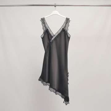 Robe satinée asymétrique en dentelle BCG03060