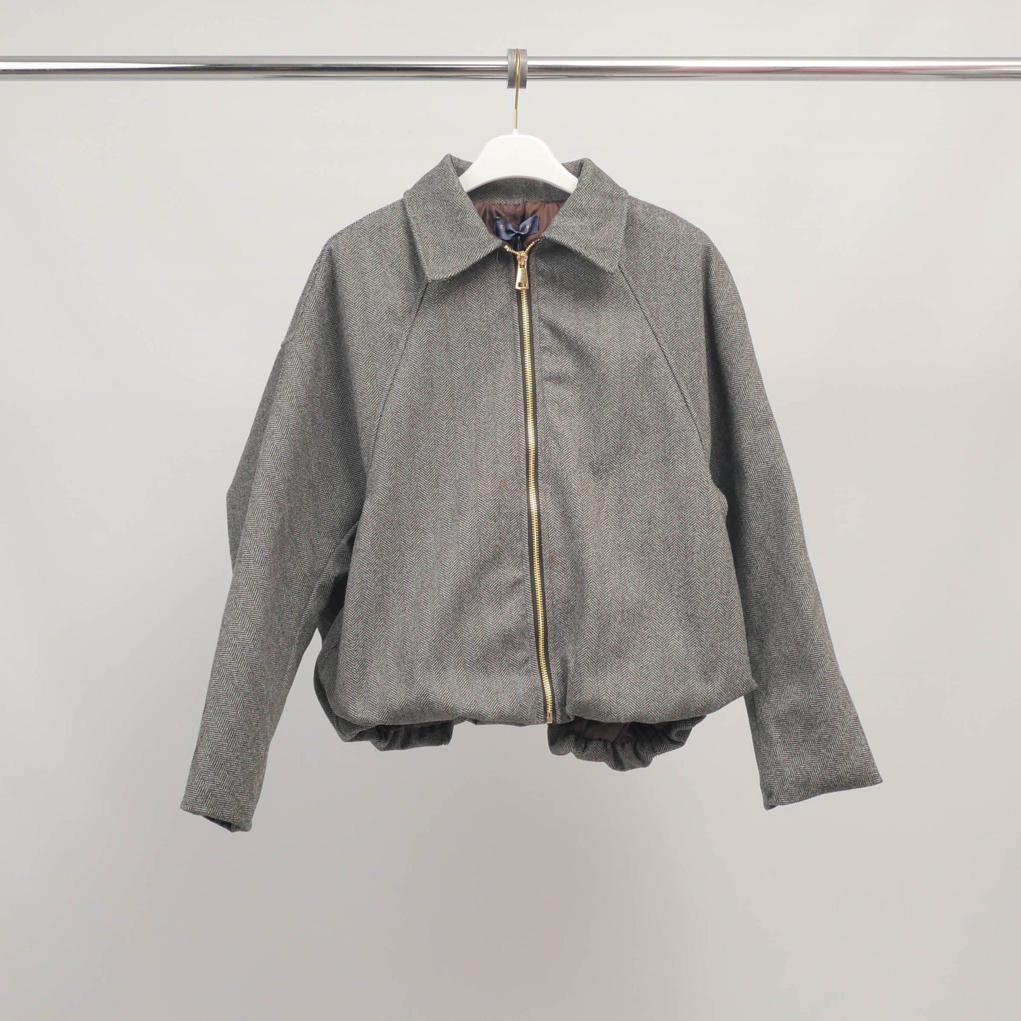 Veste zippée en tissu chevron élastiquée à la base – KD9351