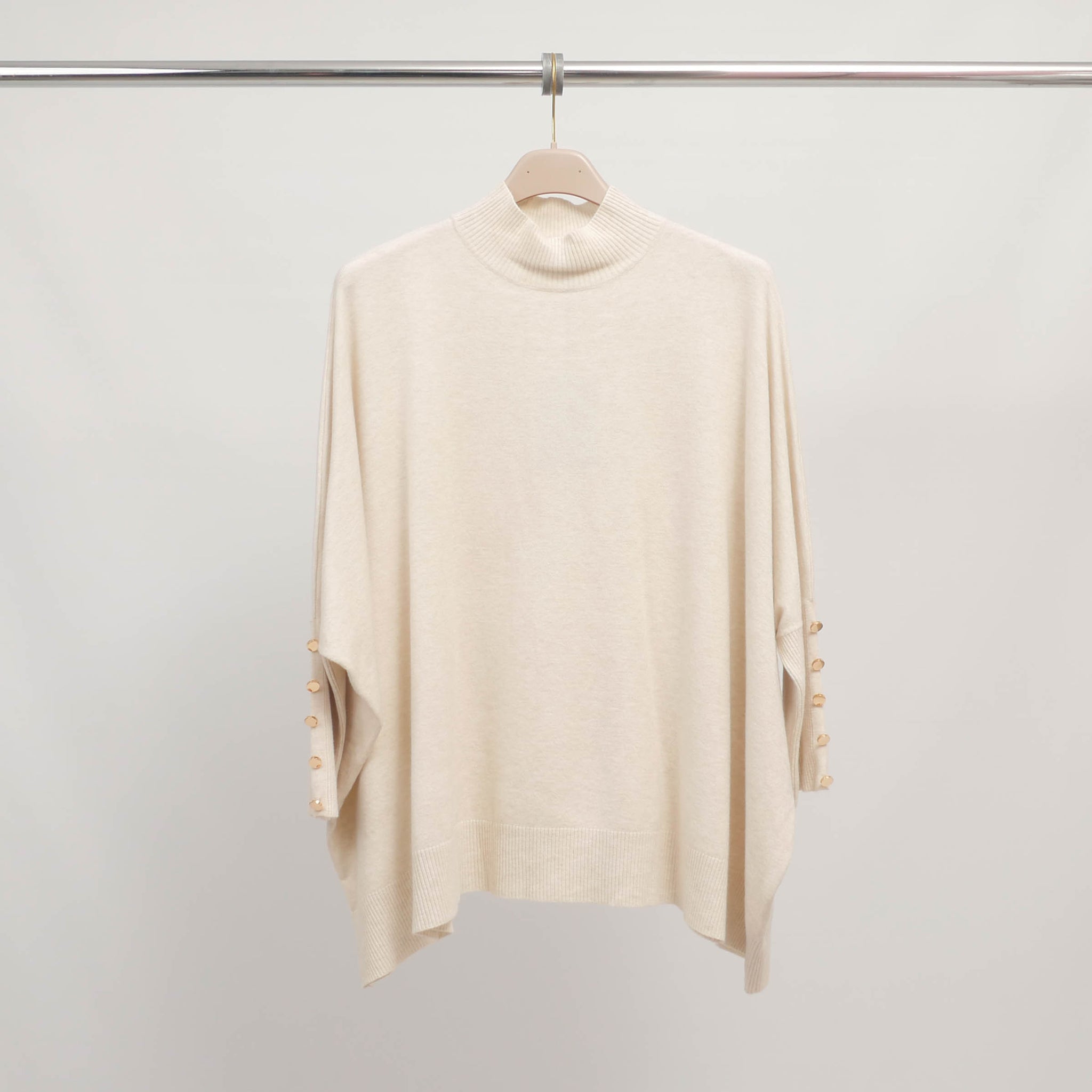 Pull col montant ample à boutons dorés – DSY9321