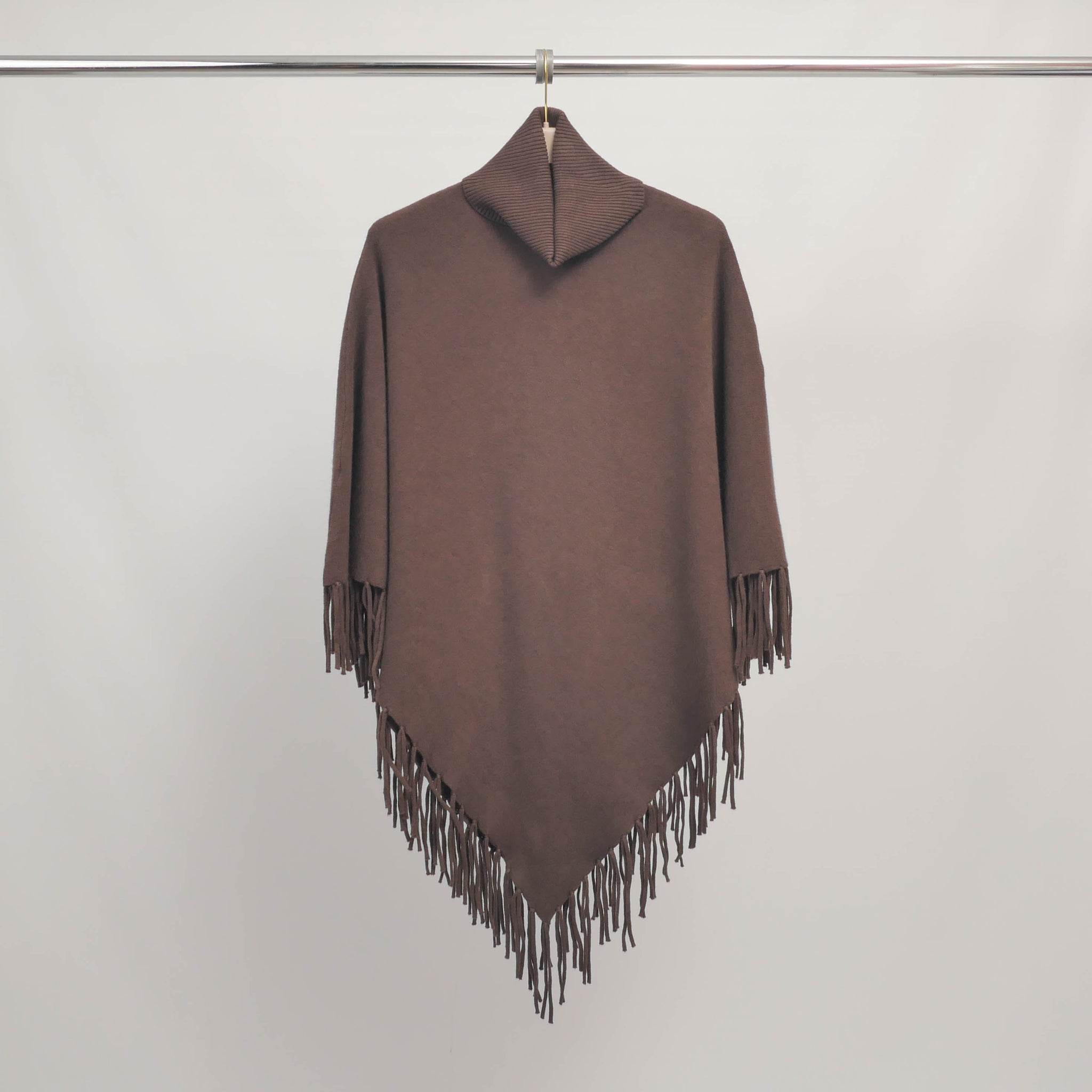 Poncho à col montant et franges en maille douce – DSY9085