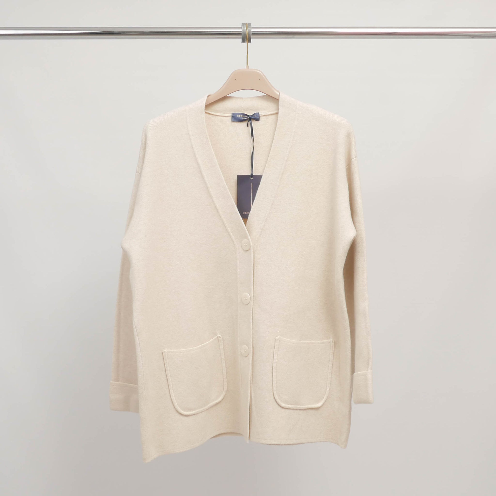 Gilet maille col V poches plaquées – DSY9473