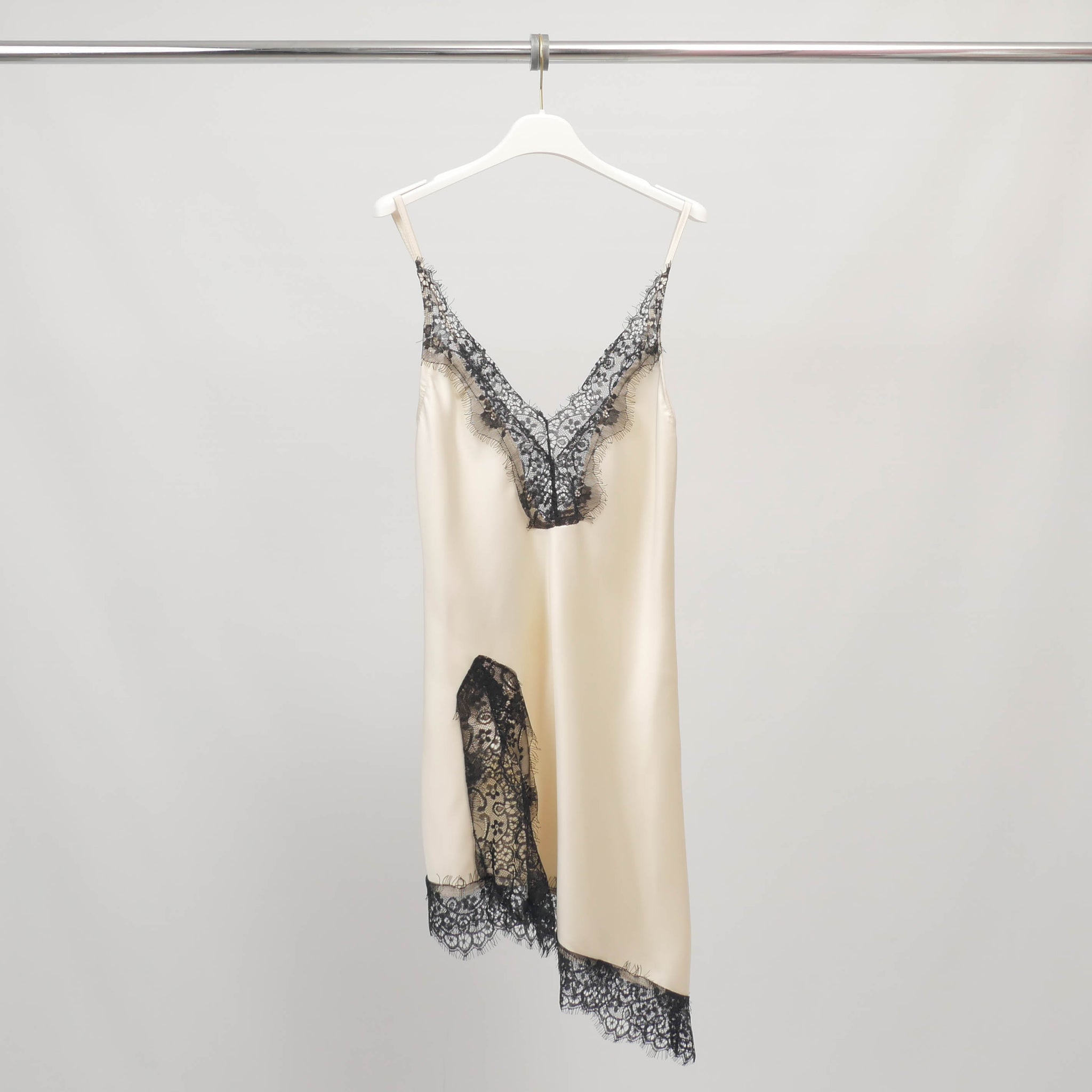 Robe satinée à bretelles détails dentelle - BCG03163