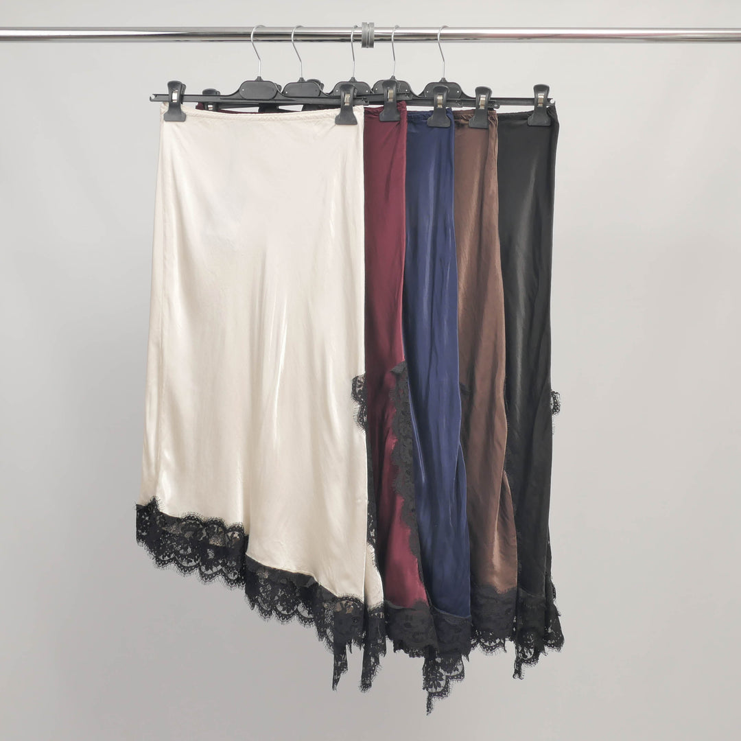 Jupe satinée fente et dentelle asymétrique MF93789