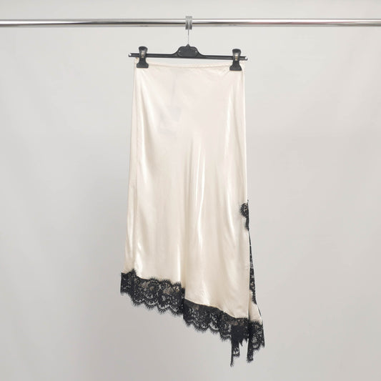 Jupe satinée fente et dentelle asymétrique MF93789