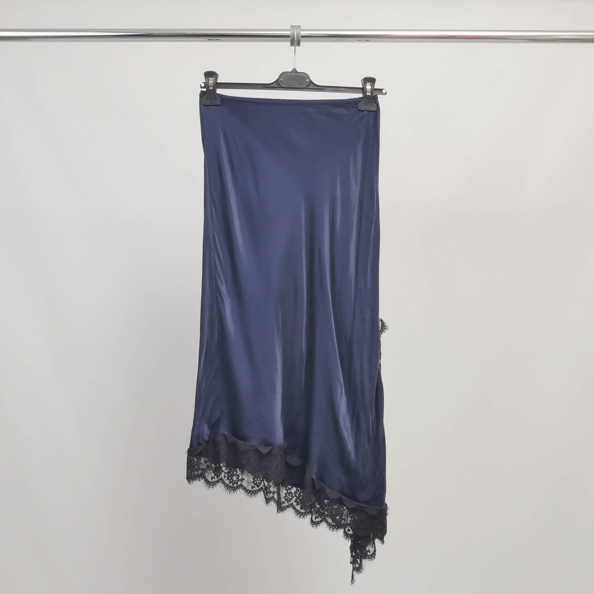 Jupe satinée fente et dentelle asymétrique mf93789