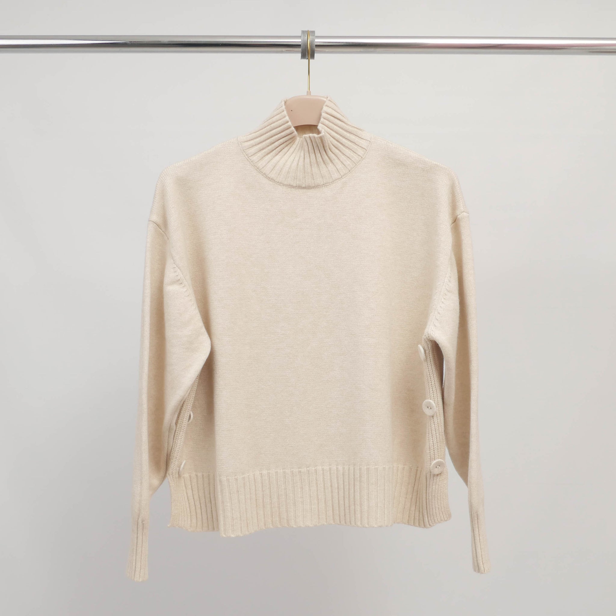 Pull col montant avec boutons côtés – HY12059