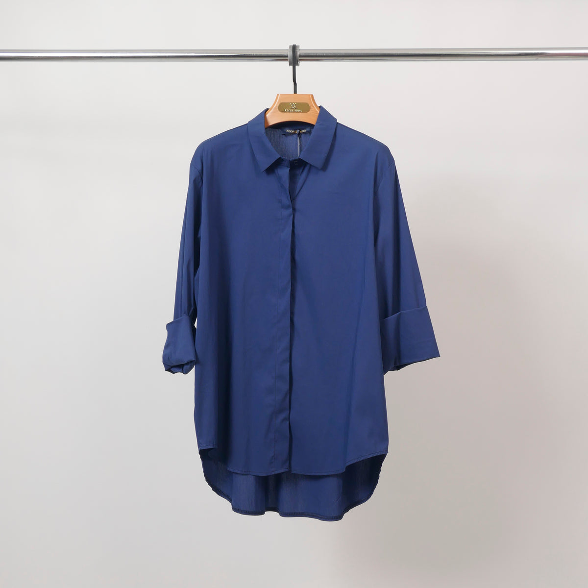 Oversized shirt with invisible placket 12550320