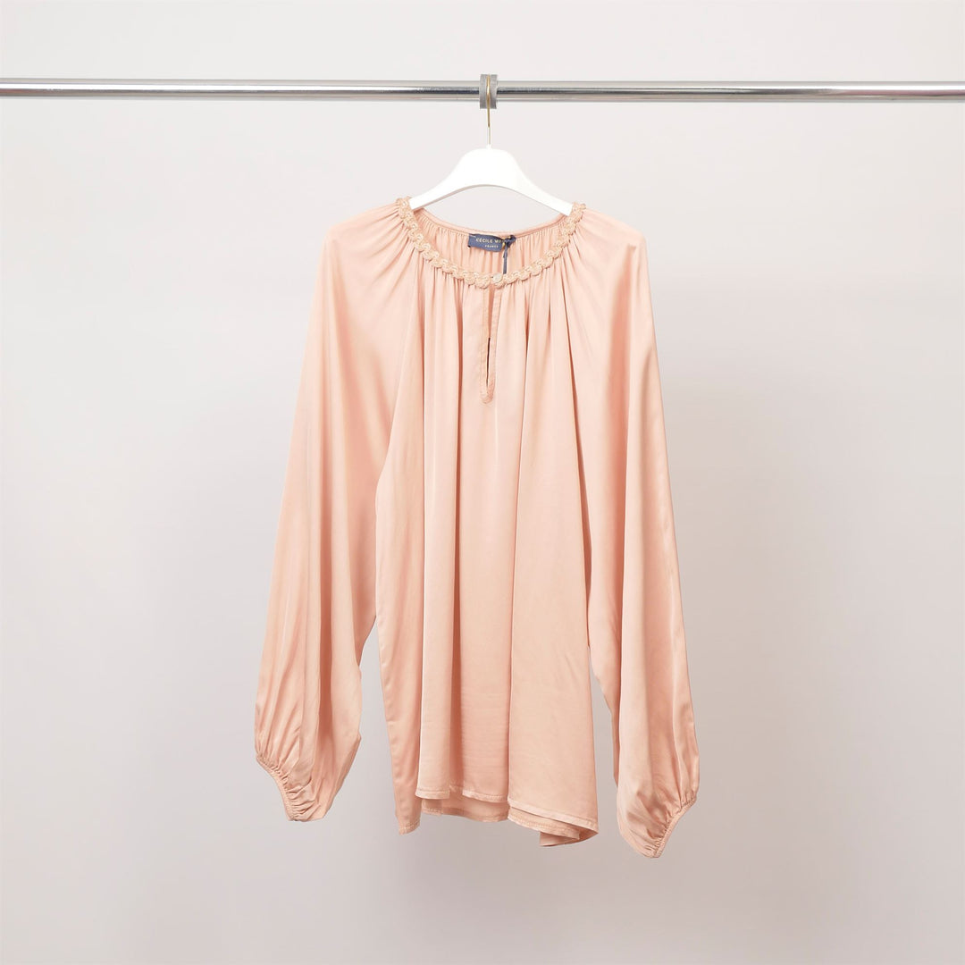 Blouse col rond encolure décorative – DB2562VS