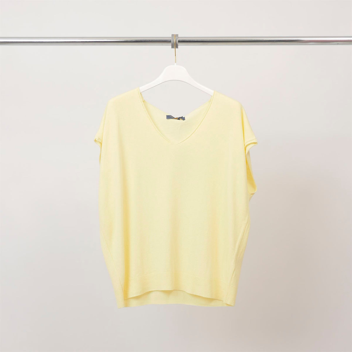 Sleeveless v neck sweater in fine knit – ca10898 