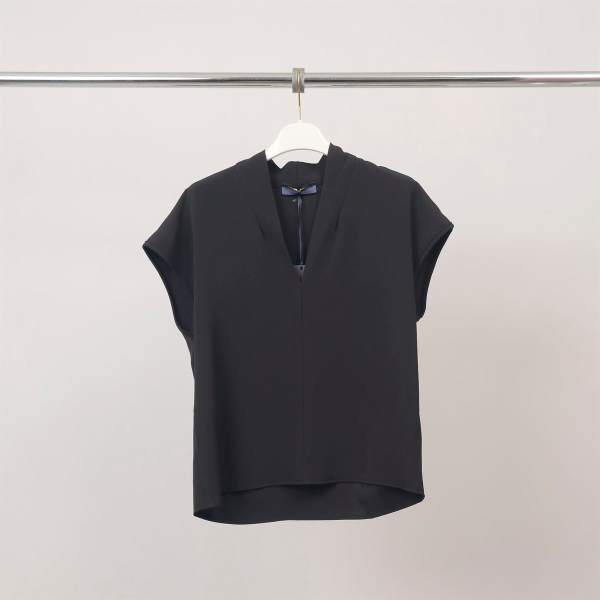 Sleeveless top with a clean v neck – mf55088 