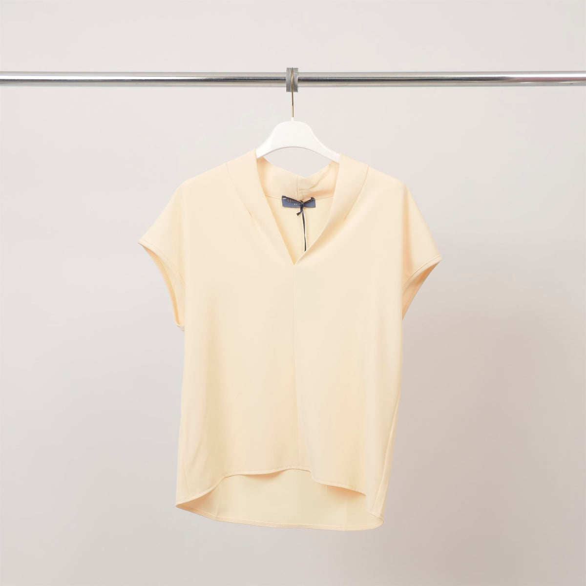 Sleeveless top with a clean v neck – mf55088 