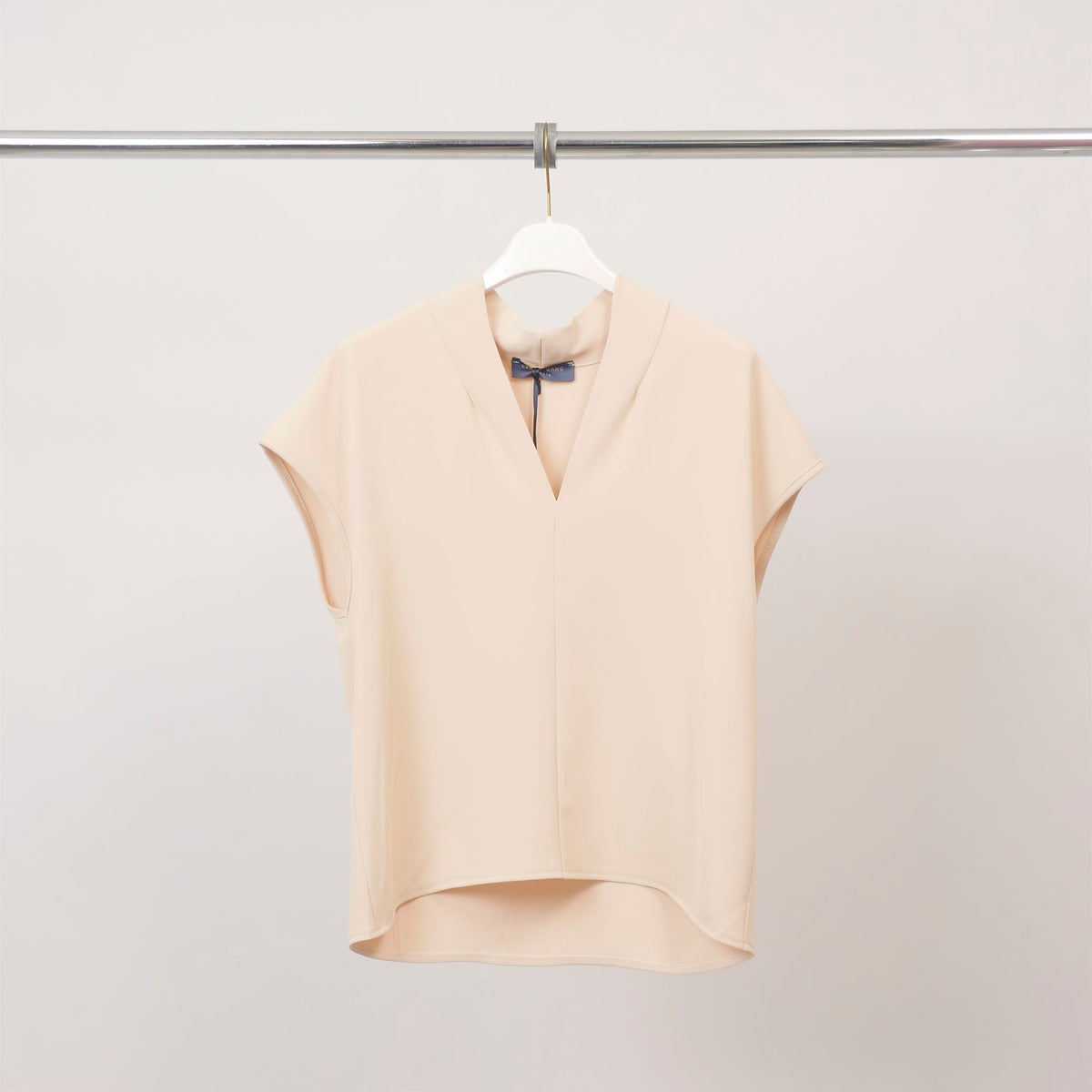 Sleeveless top with a clean v neck – mf55088 