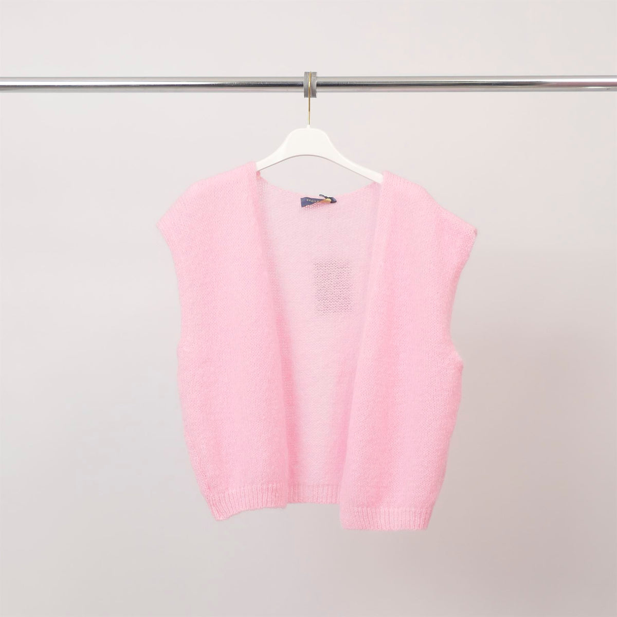 Sleeveless vest with straight neckline – pj25022