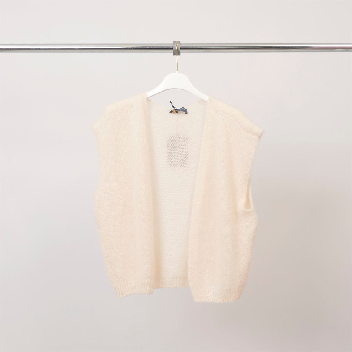 Sleeveless vest with straight neckline – pj25022