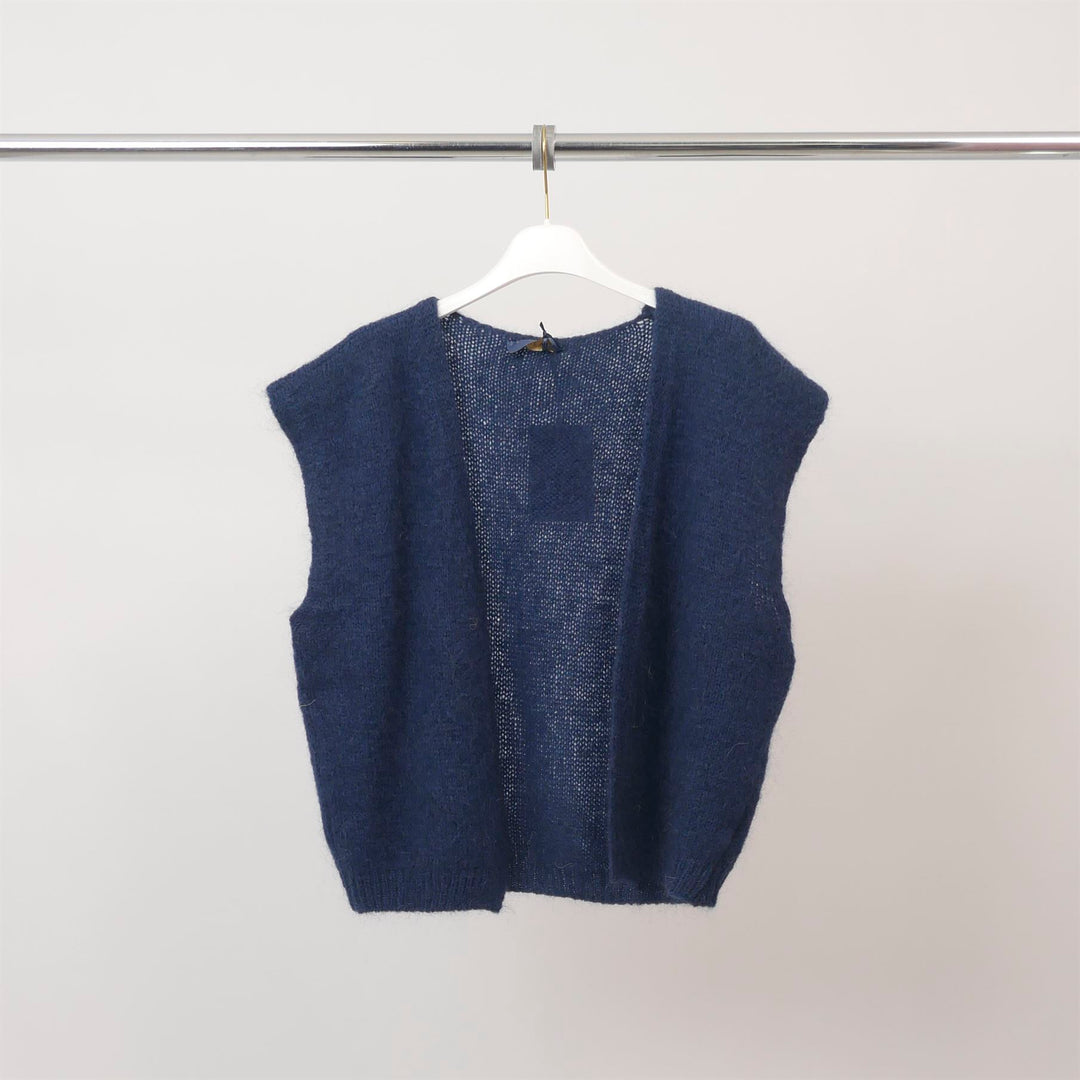 Sleeveless vest with straight neckline – PJ25022