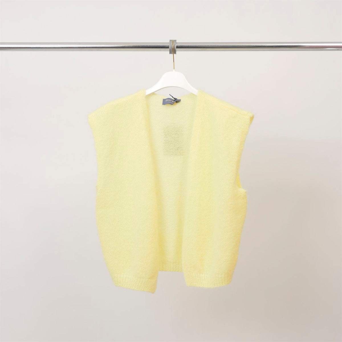 Sleeveless vest with straight neckline – pj25022