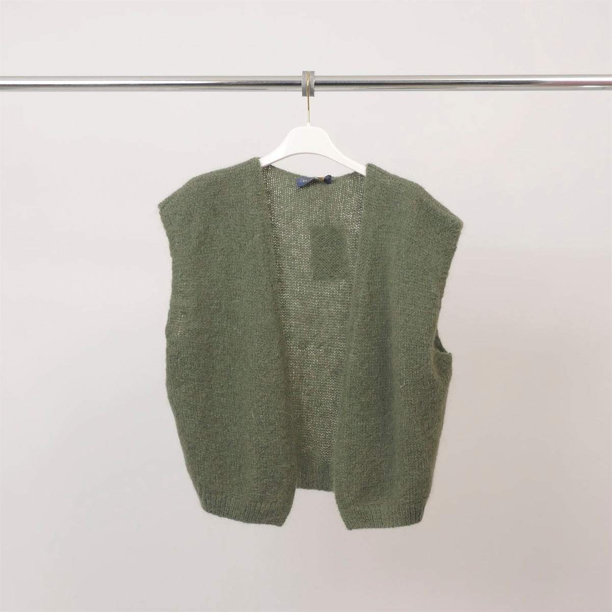 Sleeveless vest with straight neckline – pj25022