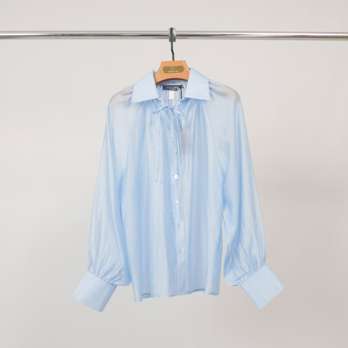 Chemise satinée semi transparente à nouer cvacm293