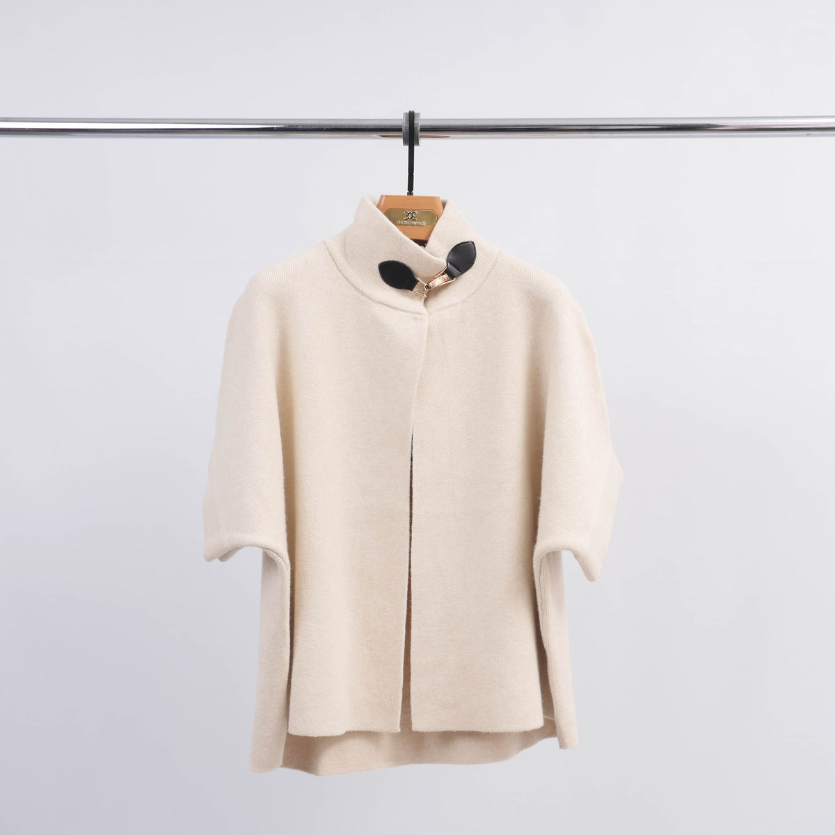 Cardigan col montant avec boucle décorative  hy2394