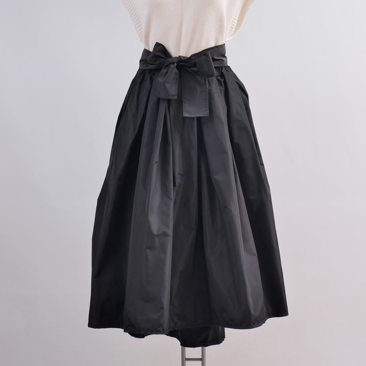 Waterproof midi skirt with tie – hm7362