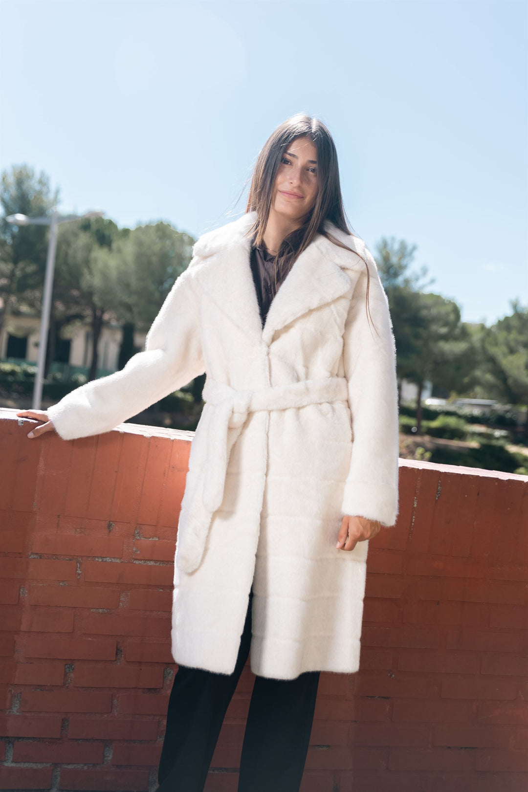 Manteau long ceinturé en fausse fourrure CLG2512