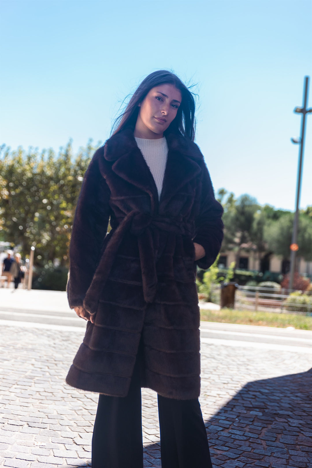 Manteau long ceinturé en fausse fourrure CLG2512