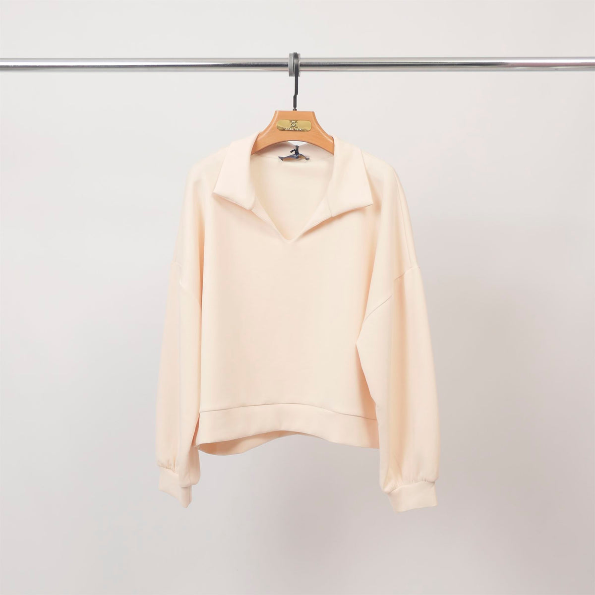 Short sweatshirt with wide collar and long sleeves – tdm00926