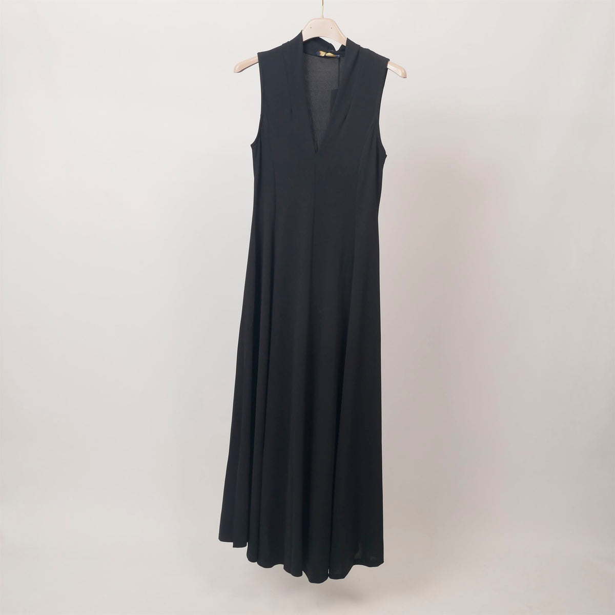 Long, flowing dress with a deep v neck – mf55619