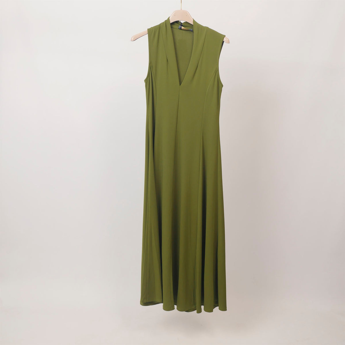 Long, flowing dress with a deep v neck – mf55619