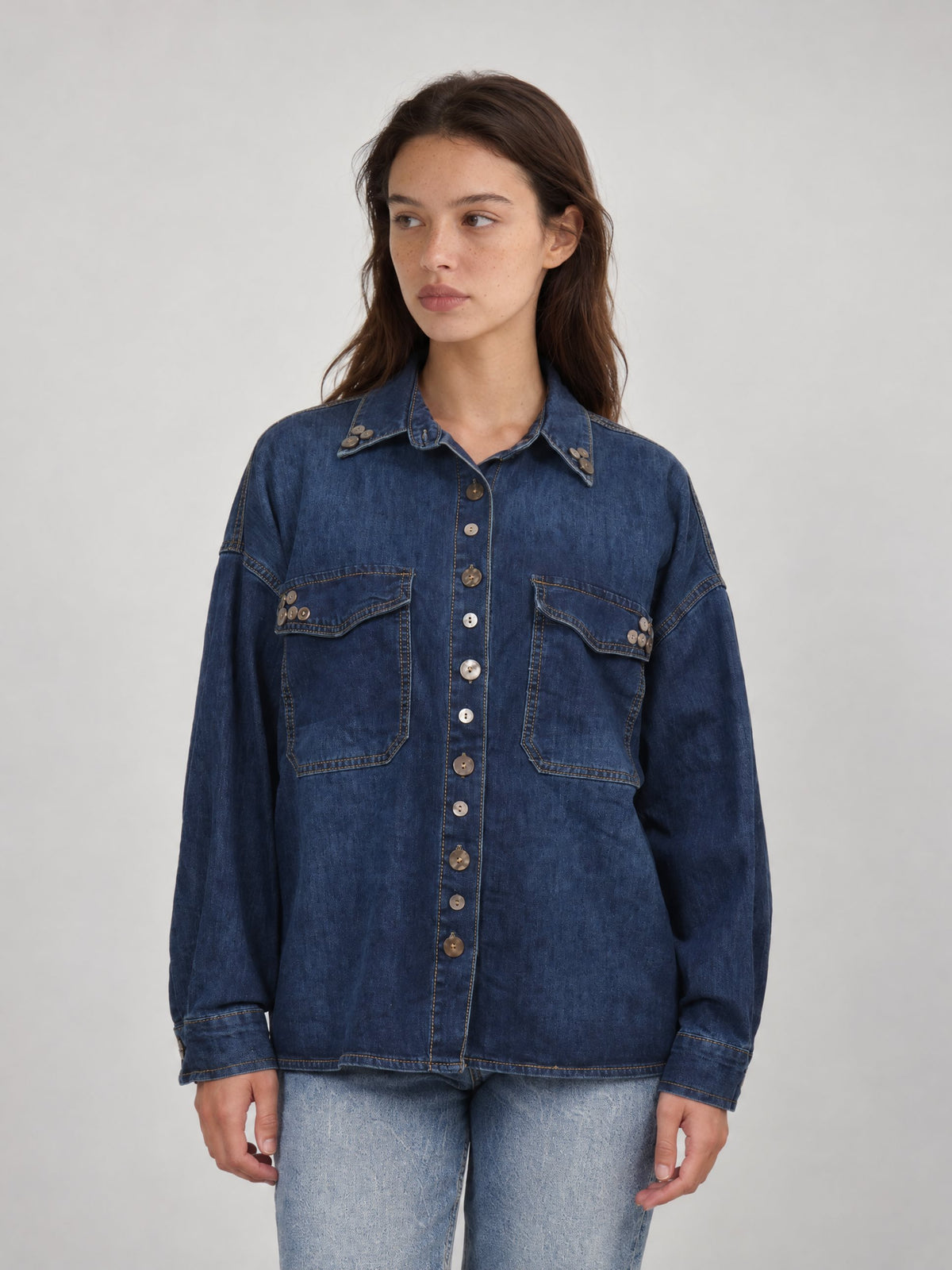Chemise en jean ample à boutons décoratifs – CVA226107JC