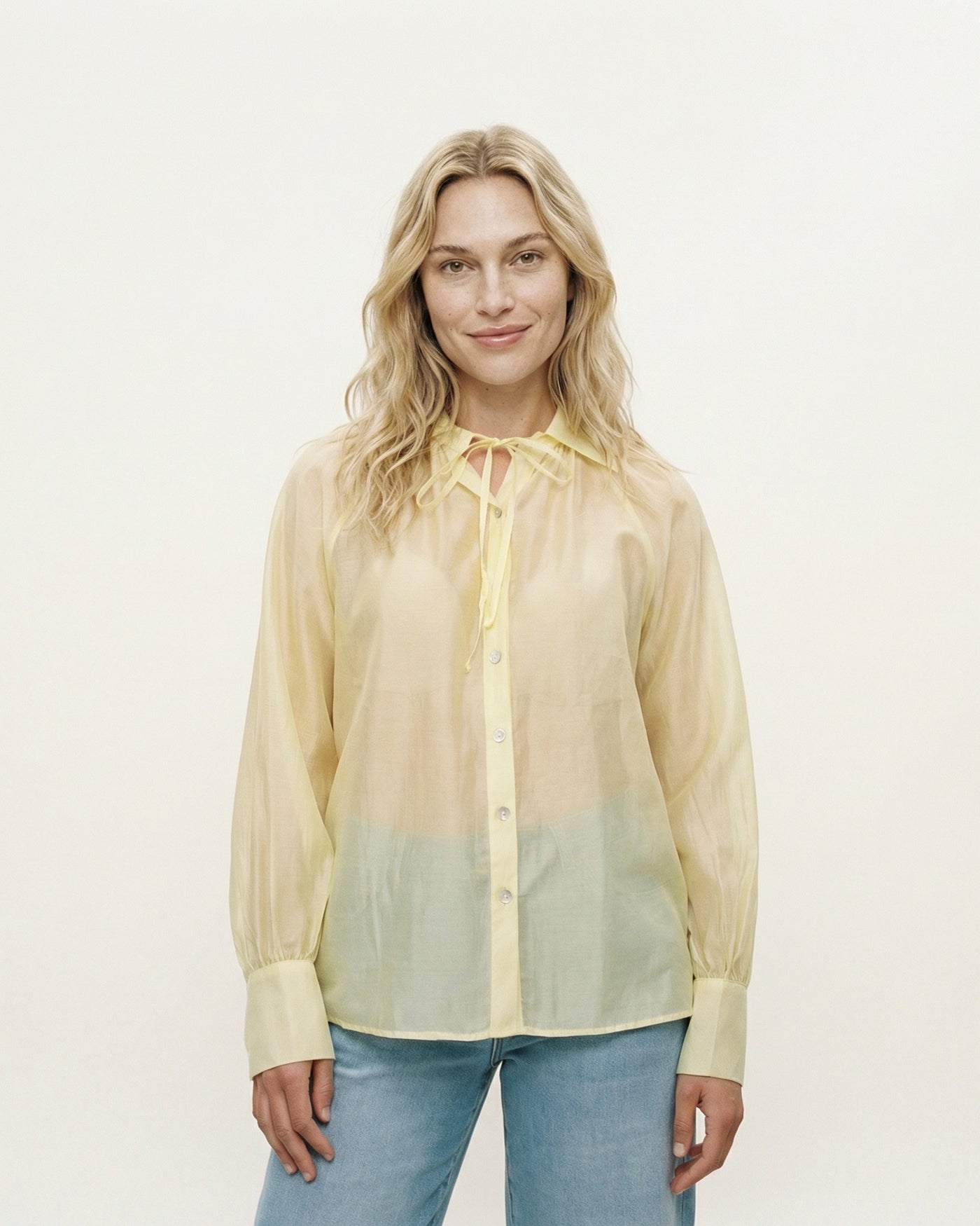 Chemise satinée semi-transparente à nouer CVACM293