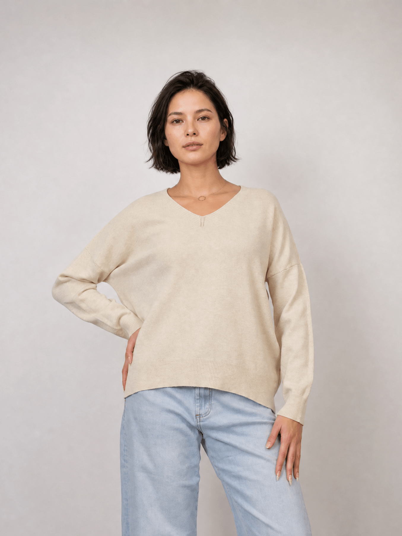 Pull ample col V en maille souple à bords côtelés – DSY9753