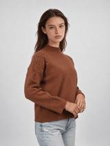 Pull col montant à fleurs en relief DSY9772