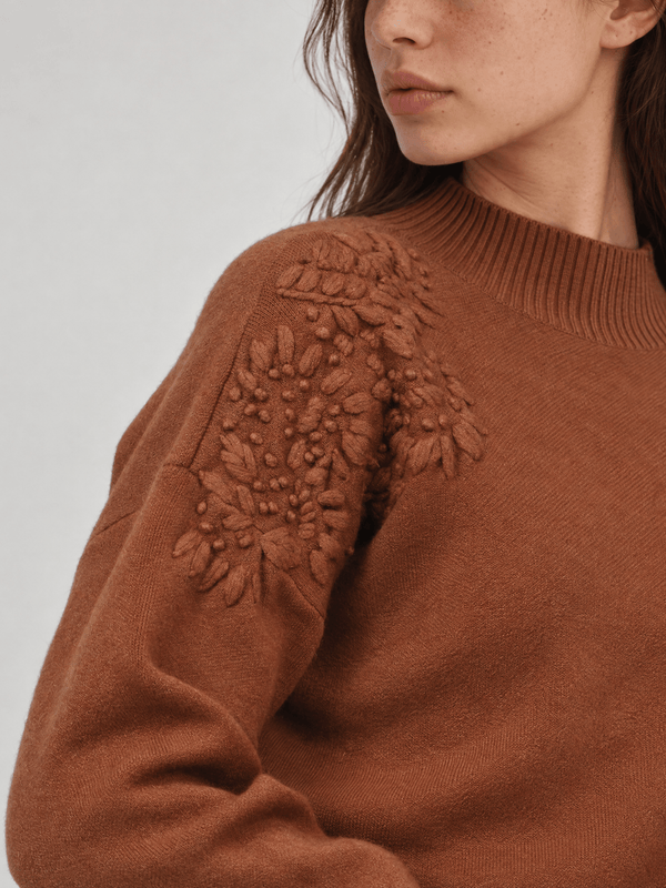 Pull col montant à fleurs en relief DSY9772