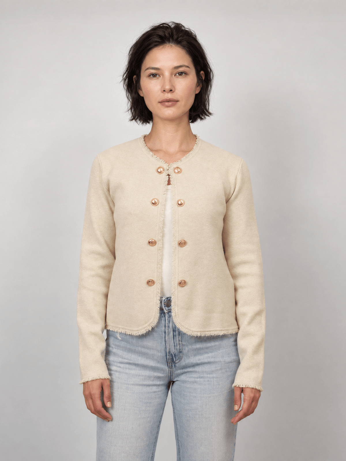 Gilet court en maille à boutons dorés et bords effilochés HY12970