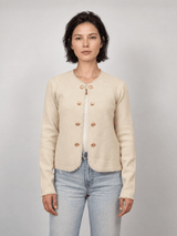 Gilet court en maille à boutons dorés et bords effilochés HY12970