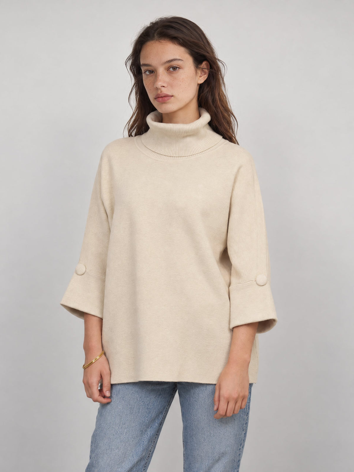 Pull oversize à col roulé et manches à boutons – HY25079
