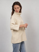 Pull oversize à col roulé et manches à boutons – HY25079