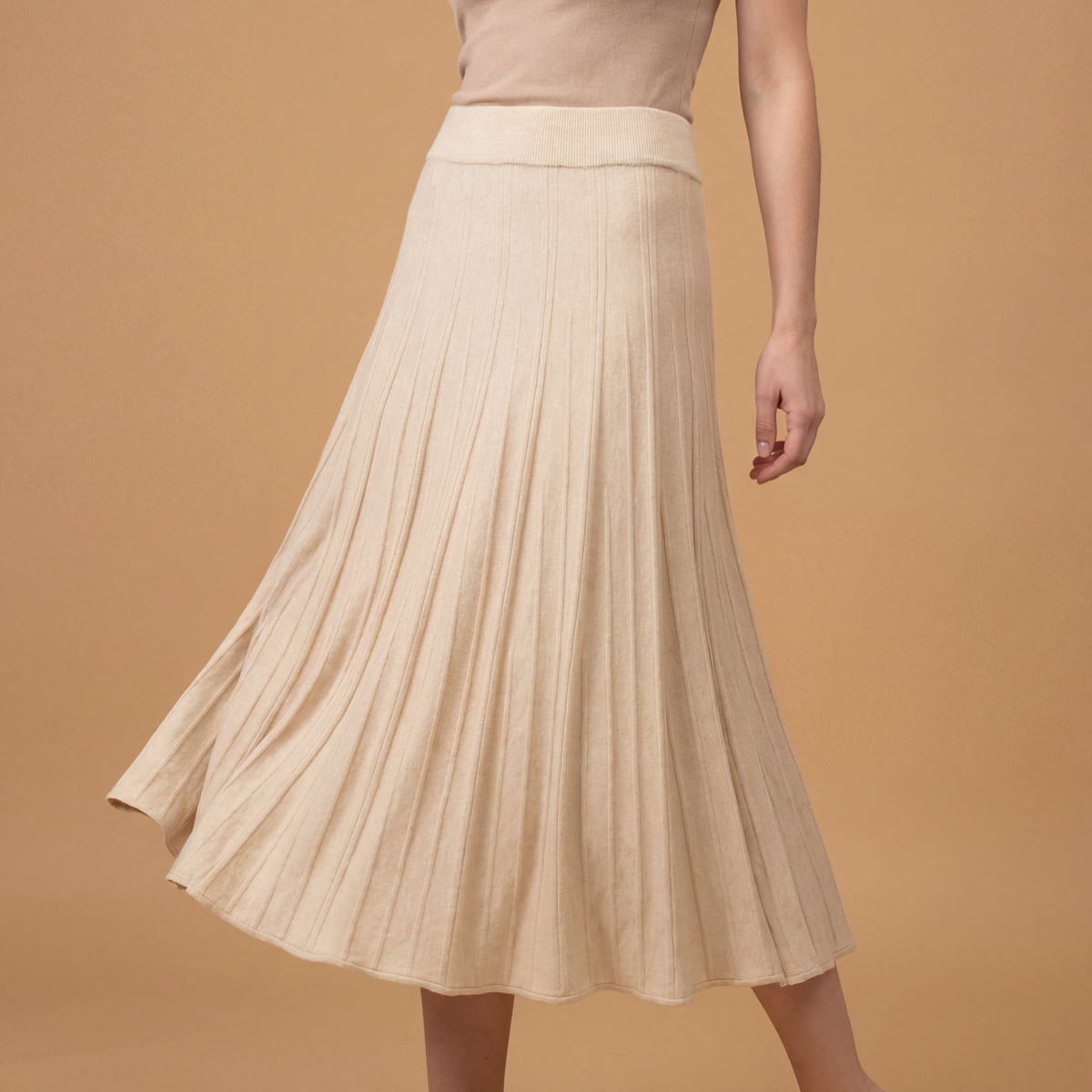 Hy81194 pleated midi skirt in fluid knit