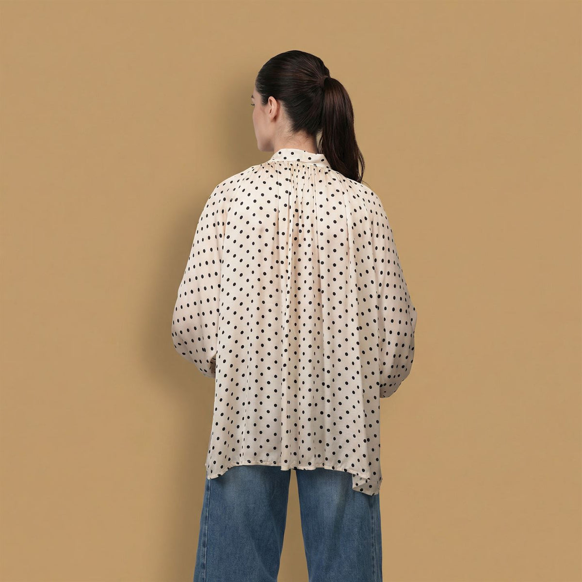 Chemise satinée à pois avec nœud – db92250