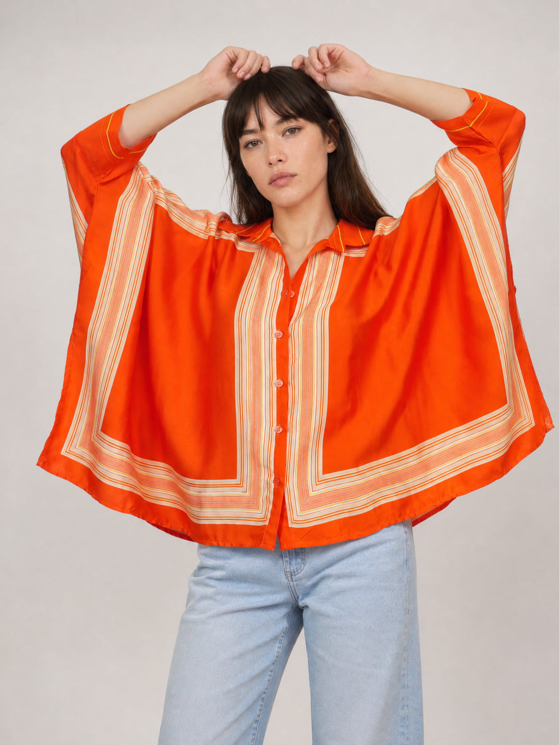 Chemise satinée imprimé graphique manches amples KD8871VS-71