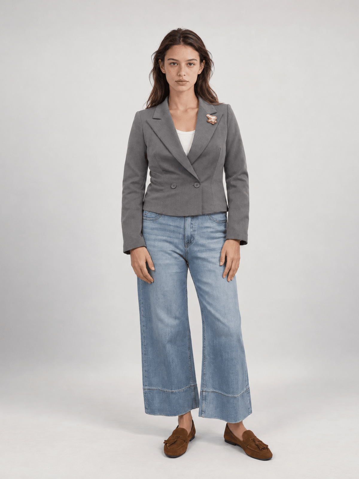 Blazer croisé structuré à broche décorative – MJ2343