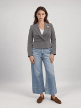 Blazer croisé structuré à broche décorative – MJ2343
